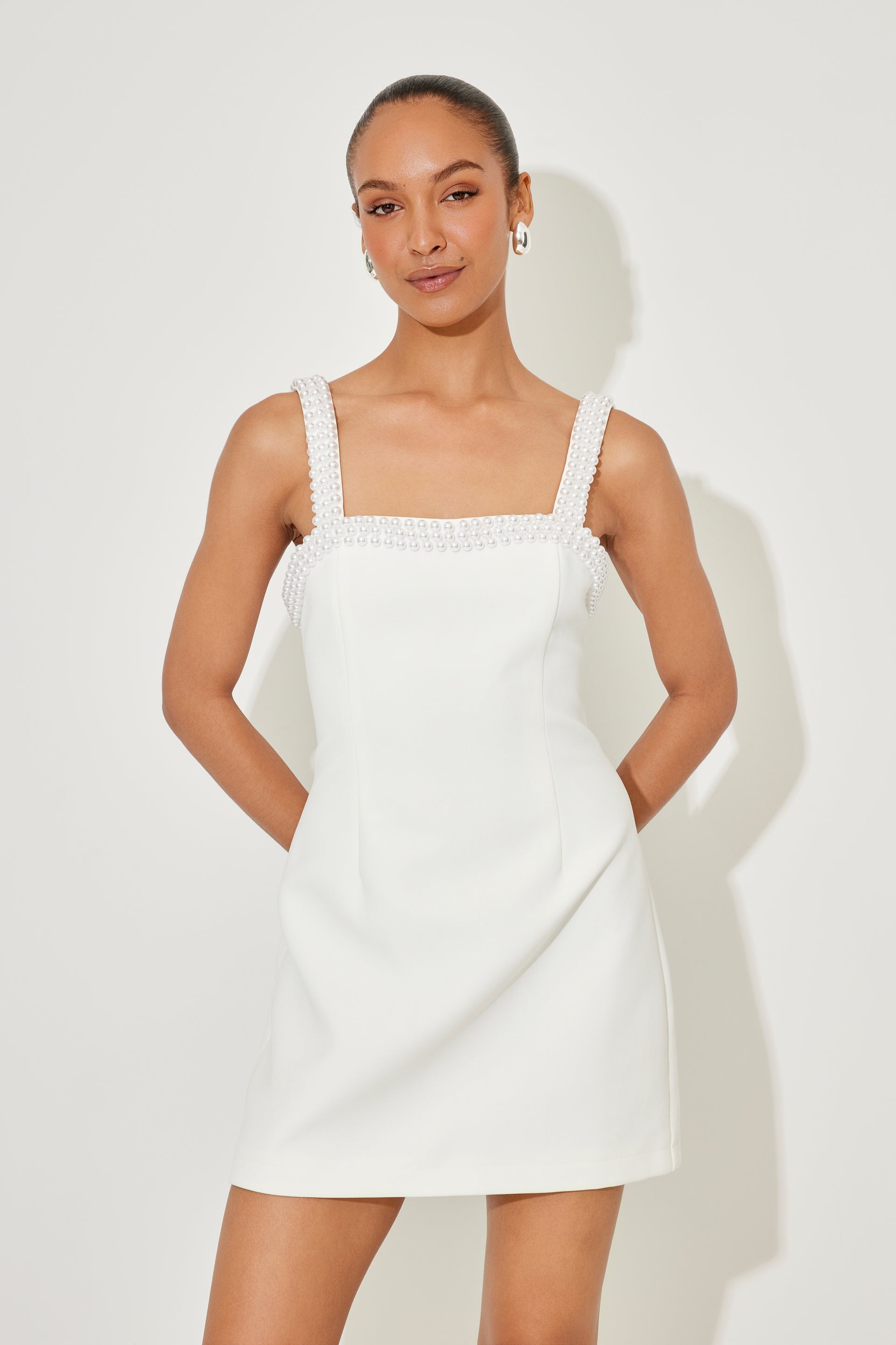 Pearl Trim Mini Dress Robes de mariée courtes The Wedding Explorer Pearl Trim Mini Dress Robes de mariée courtes The Wedding Explorer