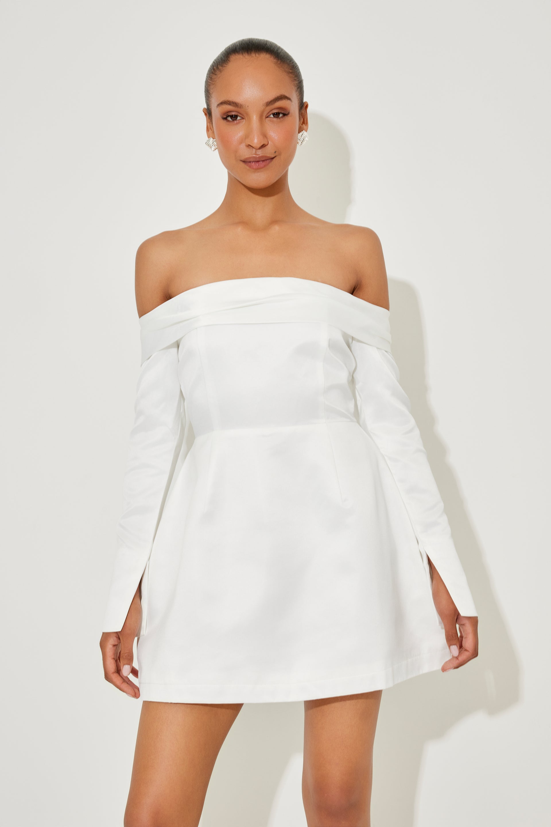 The Ultimate Muse Satin Bardot Mini Dress Robes de mariée courtes The Wedding Explorer