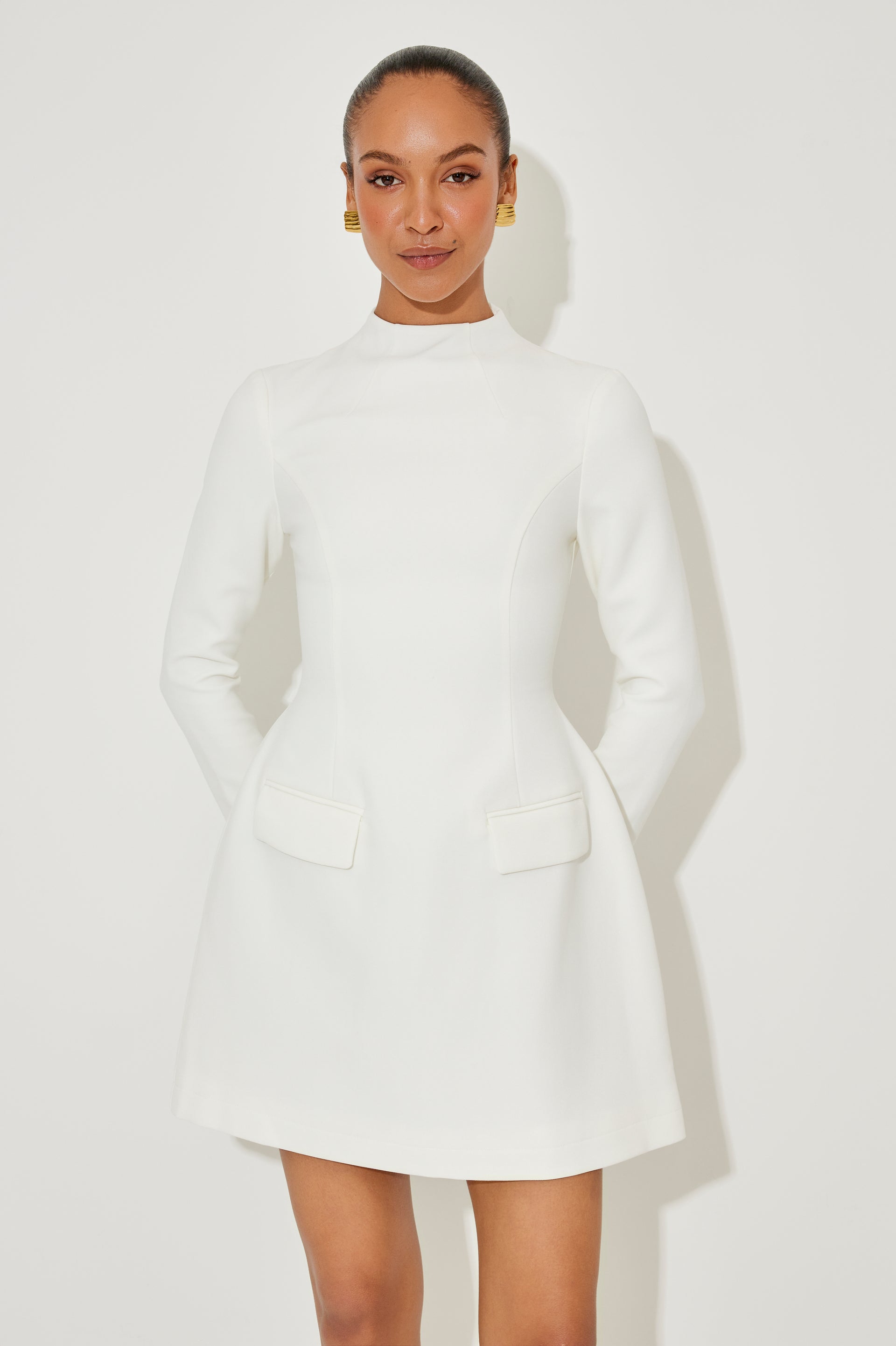 Split Sleeve Mini Dress Robes de mariée courtes The Wedding Explorer